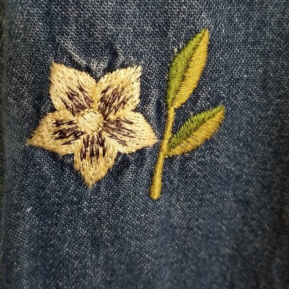 Vintage Womens Shirt Button Up Blouse Medium Denim Embroidered Flowers - Picture 7 of 10